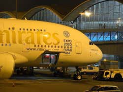 Avión de Emirates en el Aeropuerto de Hong Kong