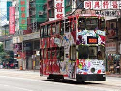 Tranvía recorriendo Hong Kong